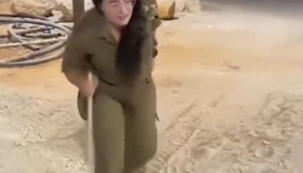 配资股票门户网 以军士兵模仿饥饿的加沙民众被批 行为令人作呕